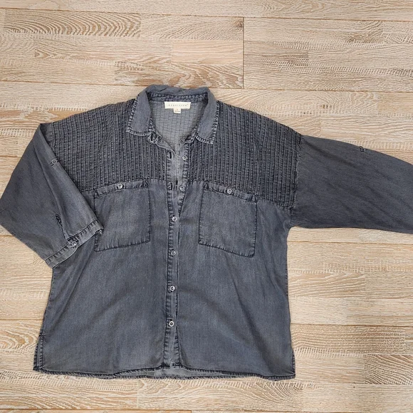 Lovestitch Women's Gray Button-Up Top - Picture 2 of 3